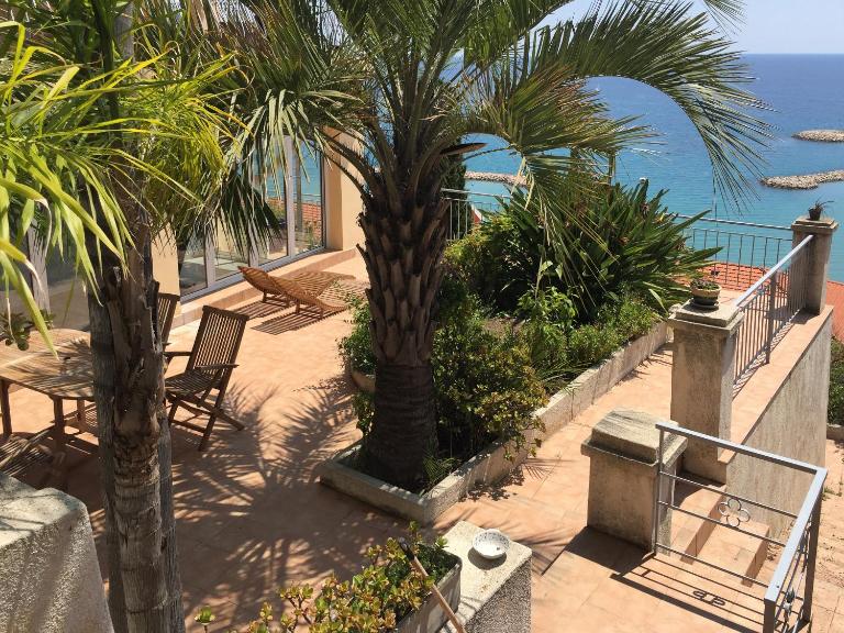 Villa l'ensoleillée vue panoramique mer, 250 m de la plage et du centre ville - Bed and Breakfast Menton