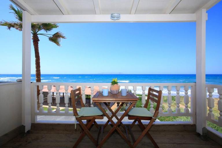Flokos. Lazy days, balmy nights on the seafront - B&B Kokkini Chani