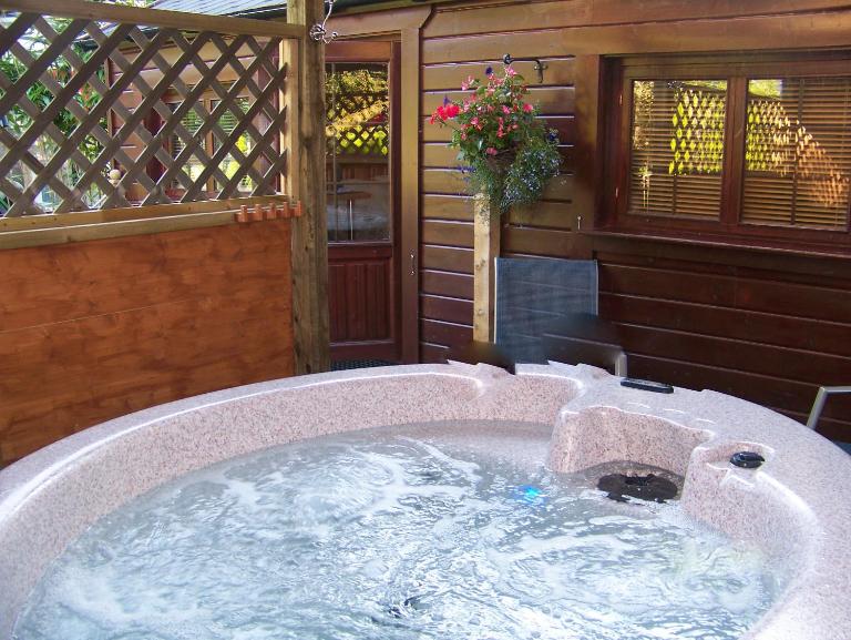Cypress Log Cabins Accommodation - B&B Godshill