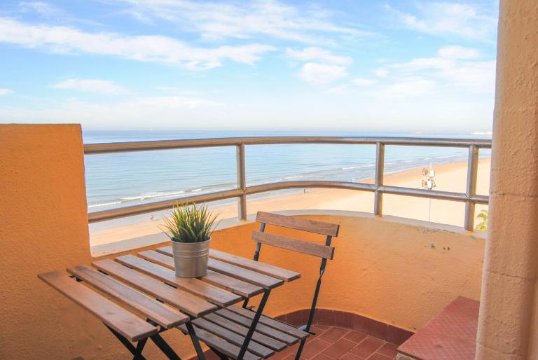 Piso amplio frente al mar en pleno paseo marítimo. - B&B Cádice