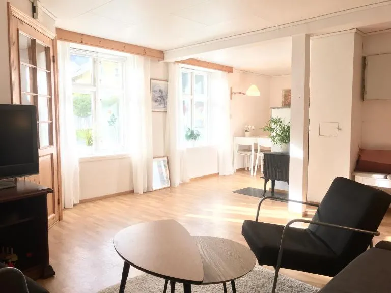 Villa Holmen, ground floor apartment - Bed and Breakfast Balestrand