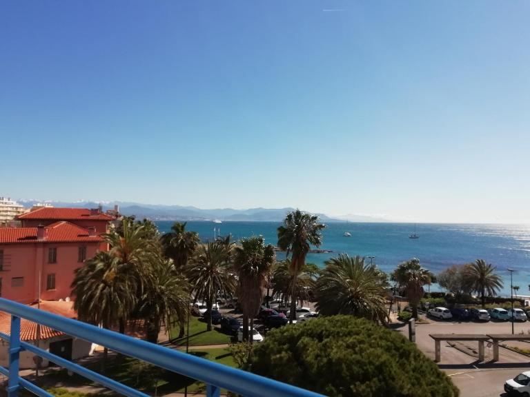 Appartement rooftop vue mer - B&B Antibes