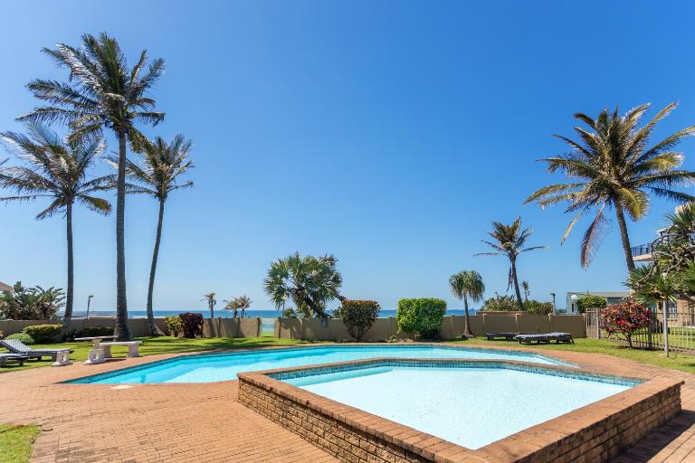 Beachfront Apartment with Ocean Views, Pool & Direct Beach Access - Ferienwohnung Ballito