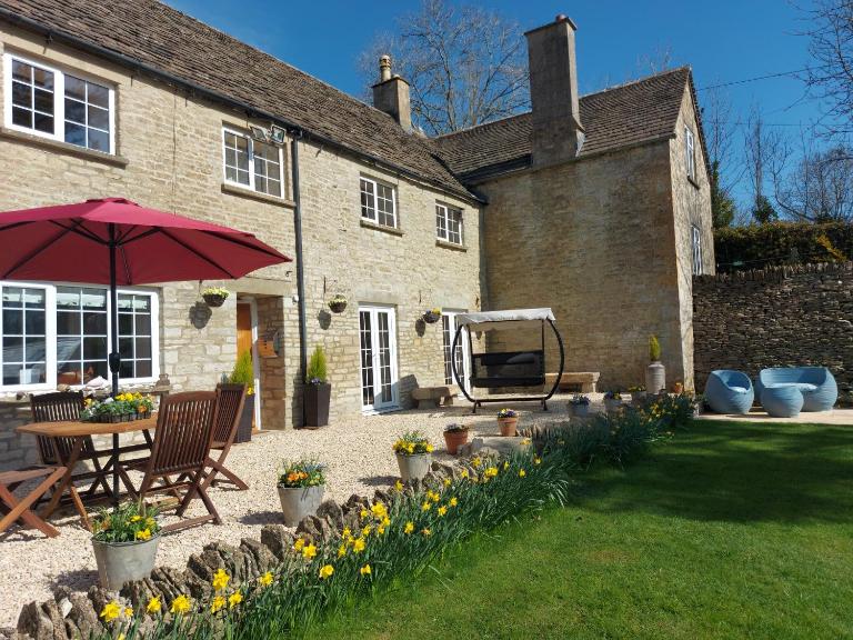 Thames Head Wharf - Historic Cotswold Cottage with Stunning Countryside Views - B&B Cirencester