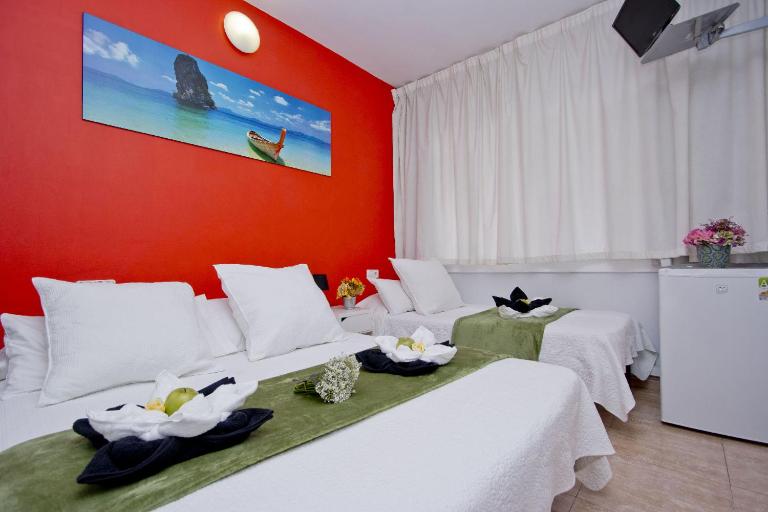 Barcelona City North Hostal - B&B Barcelona