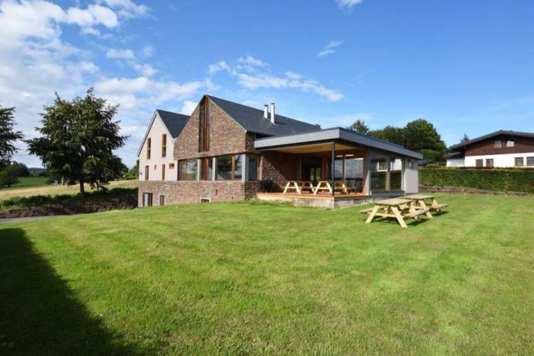 Les Loneux 27 pers, Malmedy - vue incroyable - wellness, billard, Home cinema - Bed and Breakfast Malmedy