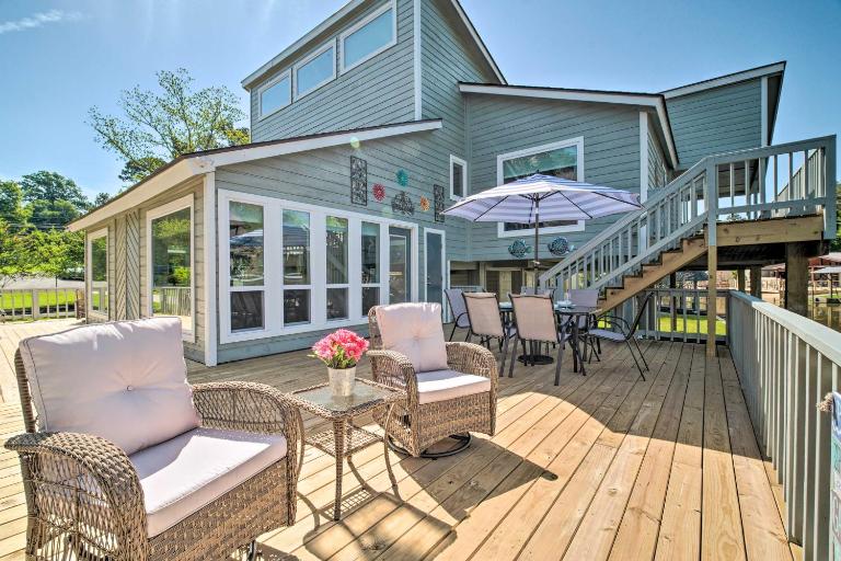 Bright Home w/ Dock on Lake Conroe! - B&B Willis