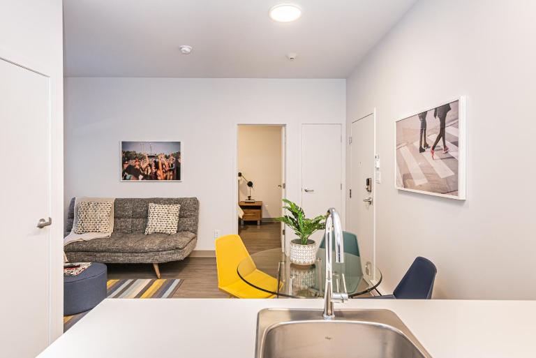 New Urban and Well Located 1 Bedroom Apartment by Den Stays - B&B Montreal