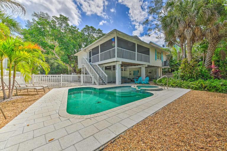 Canal-front Gem w/ Pool & Hot Tub in Anna Maria - B&B Anna María