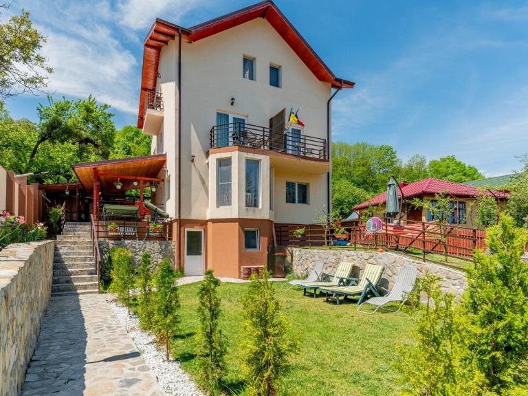 Pensiunea Casuta cu Trandafiri 2 - Chambres d'hôtes Slănic