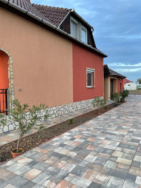Adonisz Vendégház - B&B Mórahalom
