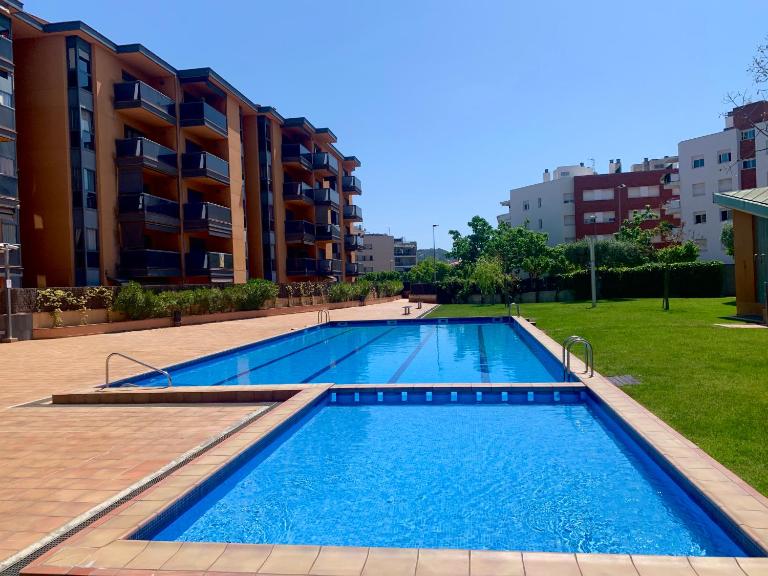 Cozy & Bright 2BR with Balcony, Pool & Garden View- Fenals - B&B Lloret de Mar