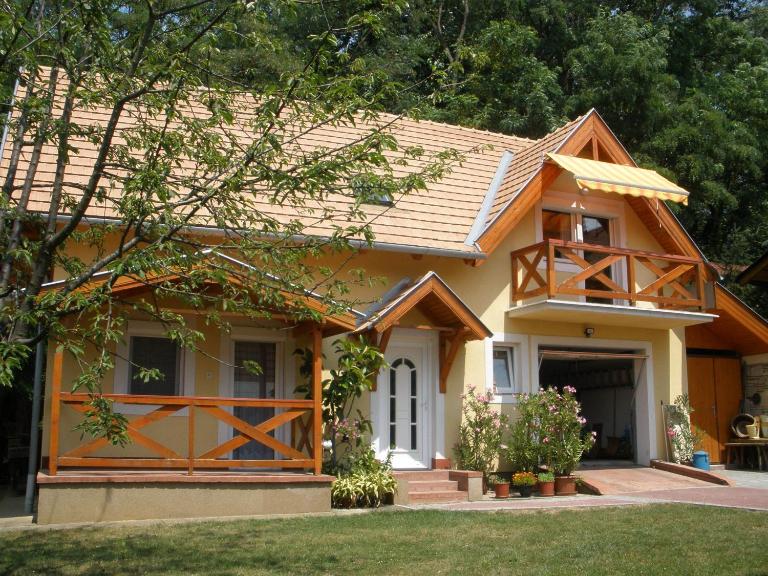 Emilia Apartmanház - Chambres d'hôtes Hévíz