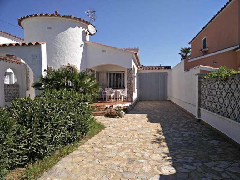 XALET AMB JARDI - B&B Empuriabrava