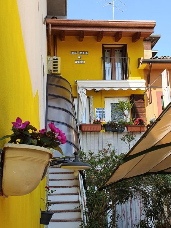Dora Baltea Monolocale primo piano Mansarda secondo piano - B&B Verona
