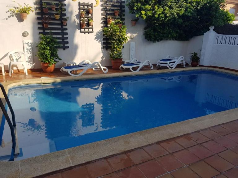 CASA DE LUJO CON PISCINA PRIVADA en ZONA MUY TRANQUILA - Bed and Breakfast Gandia