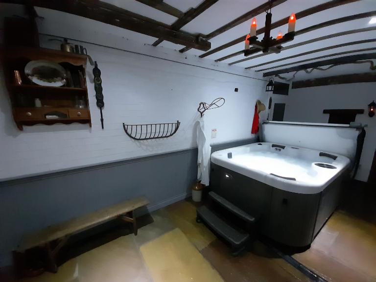 Stable cottage cozy,quirky with a hot tub - Bed and Breakfast Bridlington