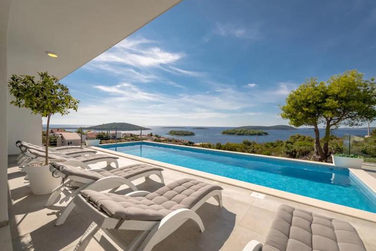 Villa Marvela - Family 4 Bedroom - Bed and Breakfast Maslinica