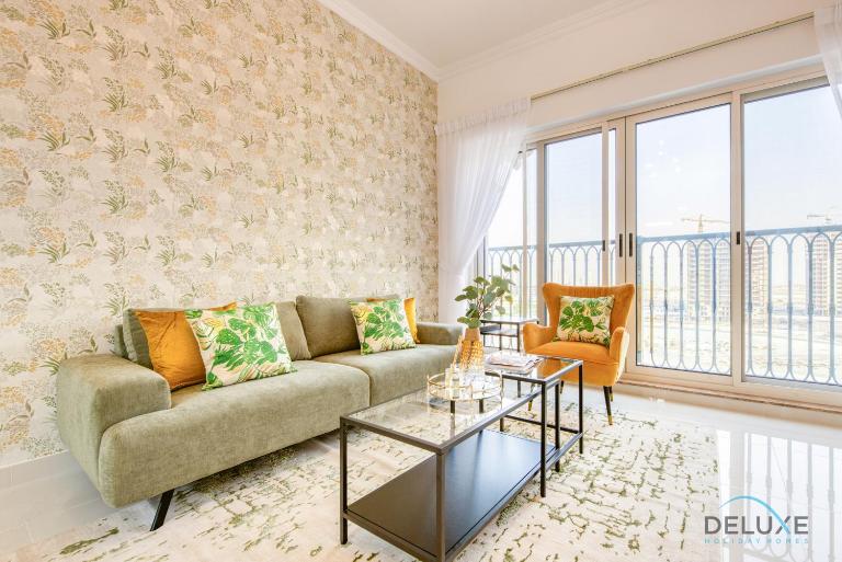 Sunny 1BR at Canal Residences West Dubai Sports City by Deluxe Holiday Homes - Chambres d'hôtes Dubaï