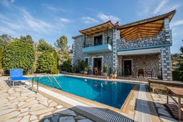 Kelly's Villa in Stoupa - B&B Nikhórion