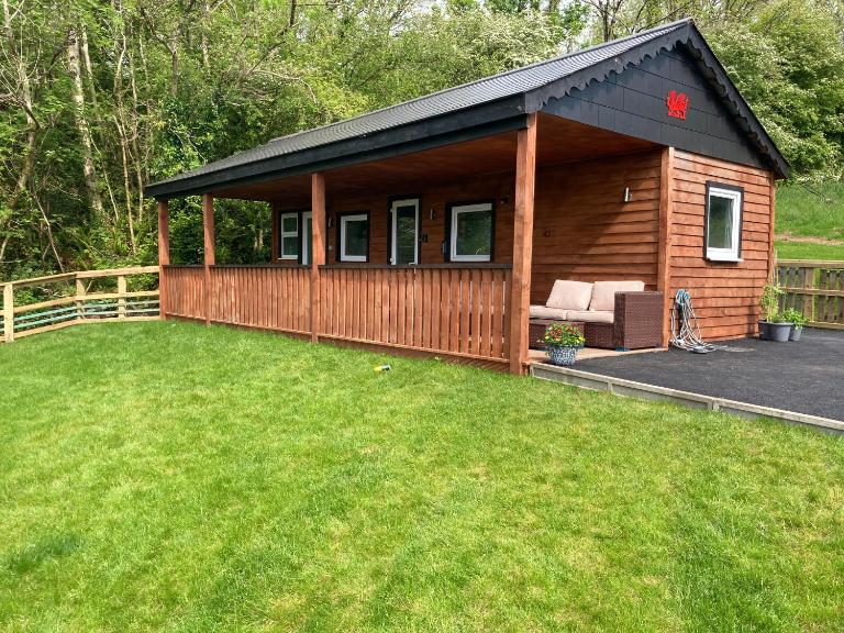 Kabin in the woods with Hot Tub - B&B Llandybie