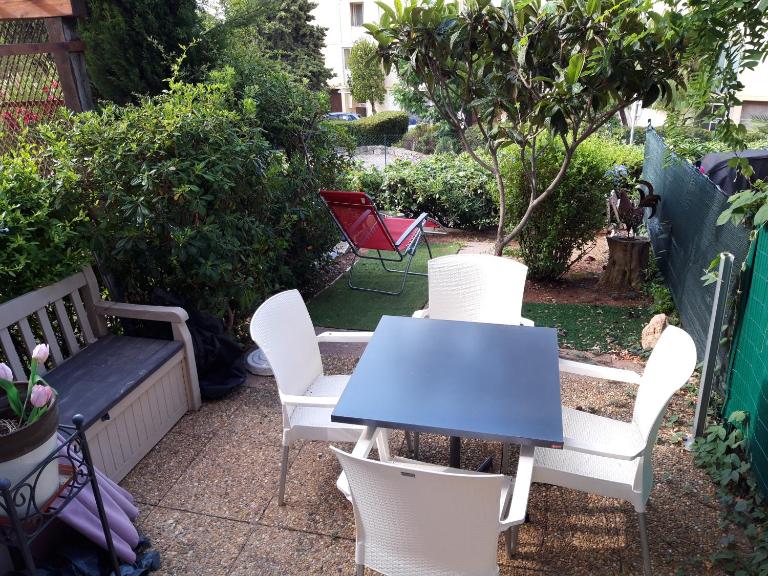 T2, jardin, véranda chambre, climatisation, parking privatif, proche à pied centre, plage, gare, pour 3 adultes ou 2 adultes avec 2 enfants - B&B Bandol