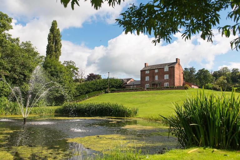 Bettws Hall Accommodation - B&B Newtown