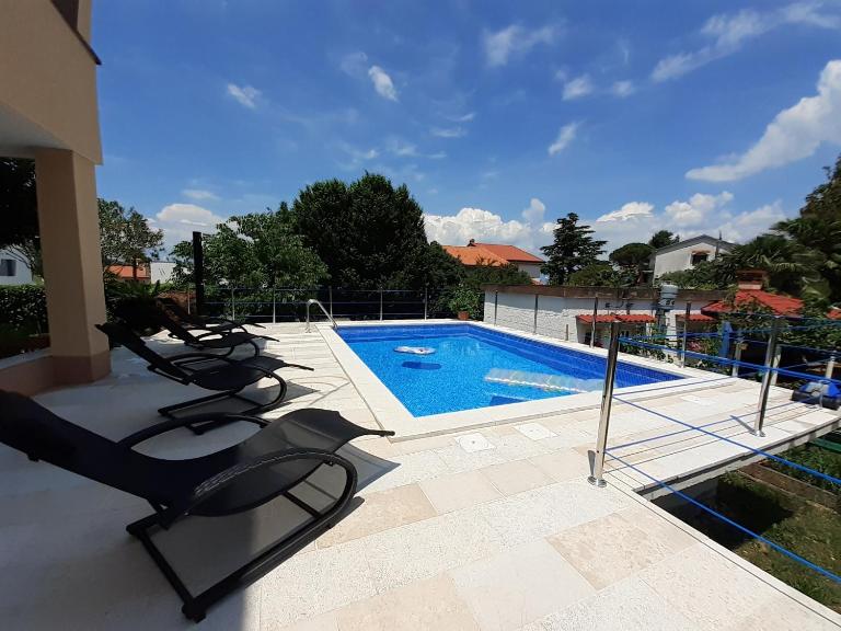 Apartment Hana with a private Pool - Chambres d'hôtes Malinska