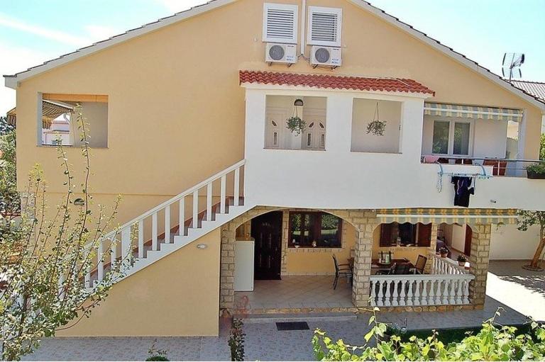 Apartment in Privlaka with Terrace, Air conditioning, Wi-Fi, Washing machine (4839-1) - Chambres d'hôtes Privlaka