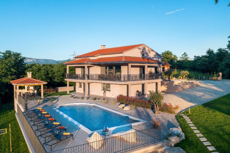 Luxury Villa Santa Cruz with XL pool and Jacuzzi - Bed and Breakfast Potpićan