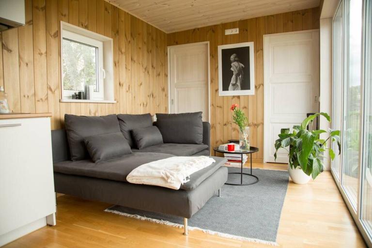 Cosy house by lake - B&B Saku