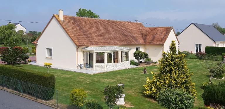 Gîte "Au P'tit Tourois" de plain-pied tout confort avec véranda proche d'Omaha Beach et de Bayeux accueillant les animaux - B&B Tour-en-Bessin