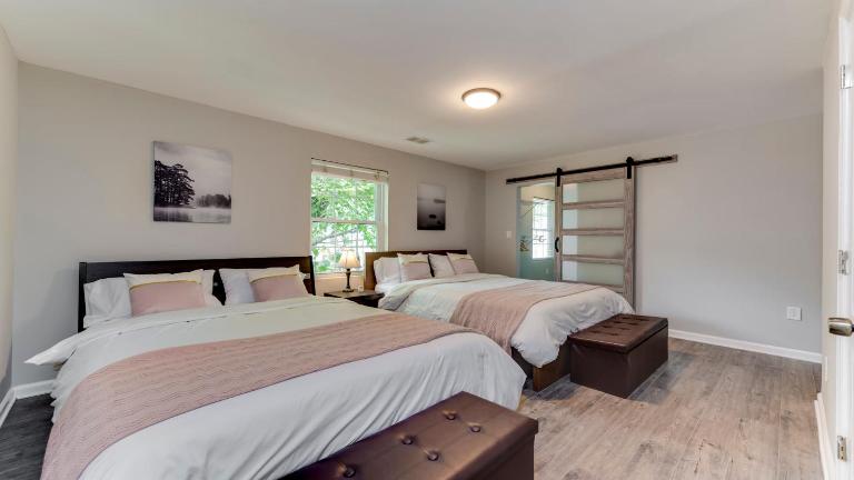 Stylish 3BR 3BA Colonial House by CozySuites - Bed and Breakfast Alexandria