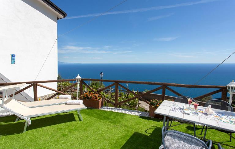 Holidays Perla d'Amalfi - Live the Coast & Private Parking - B&B Amalfi