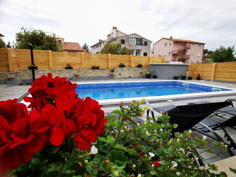 Apartment Brioni Sea,Garden,Poll view 2 plus 2 80m2 tiki bar - B&B Peroj