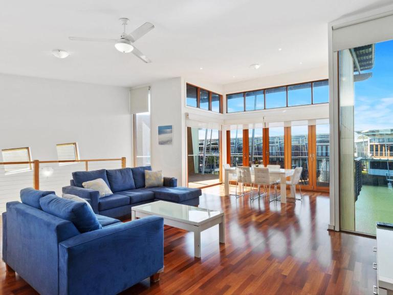 Large Villa, overlooking lagoon close to the pool. - B&B Normanville