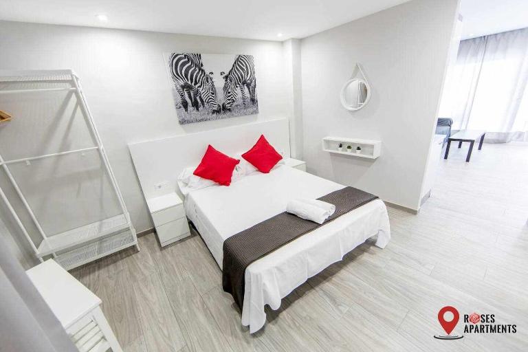 Roses Apartments Red Loft vista mar lateral - B&B Roses