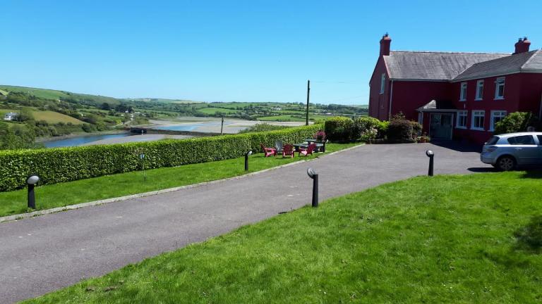 Bridgeview Farmhouse Bed and Breakfast - B&B Kilbrittain