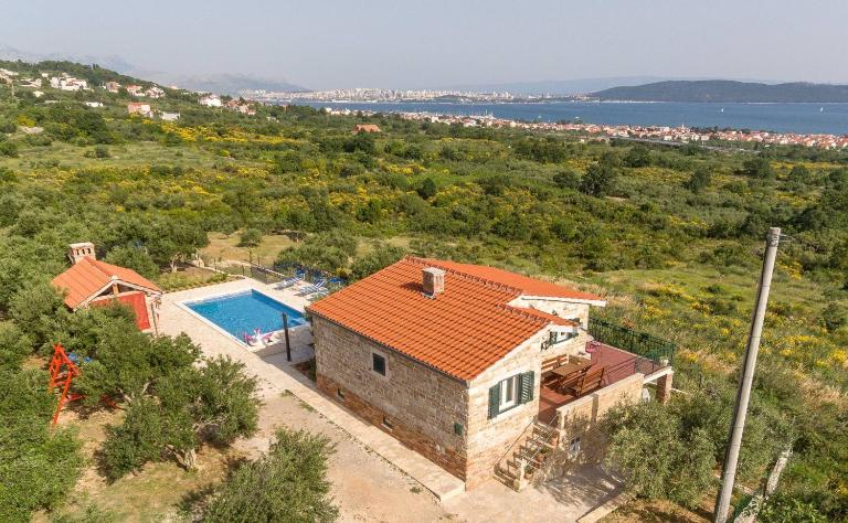 Lola - privacy, pool & view - B&B Kutleše