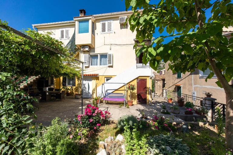Oldtown 2 - B&B Baška