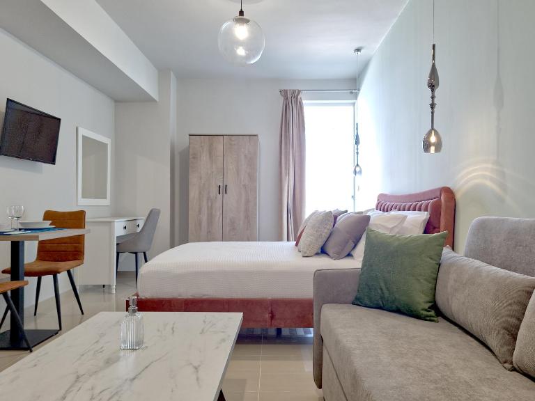 Epipleon Luxury Suites - 103 - Δωμάτιο 35τμ με βεράντα 35τμ μπροστά στη θάλασσα - B&B Nafpaktos