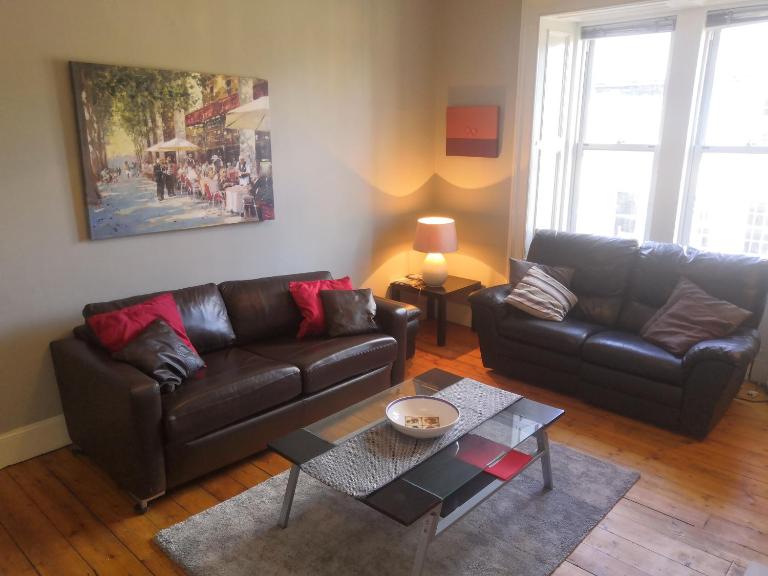 Old Town Apartment, Spacious 2 Bedroom 3rd floor apt close to Castle, stair access only - B&B Edimburgo