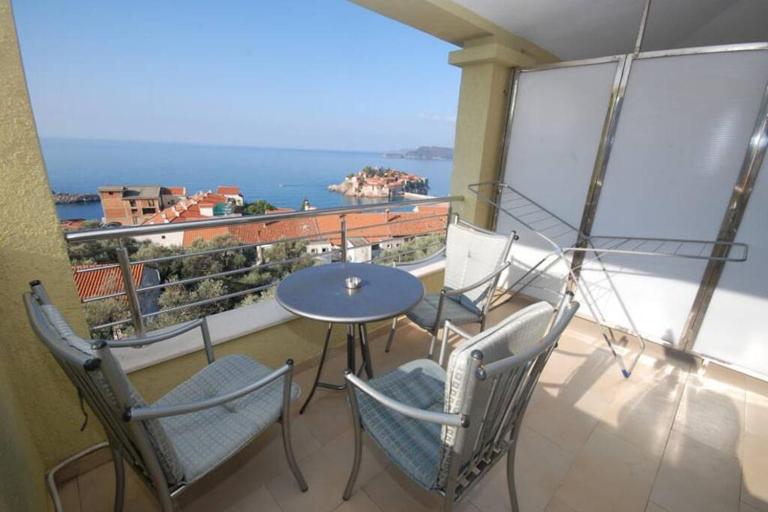 BMV room 2 with east island view - Bed and Breakfast Sveti Stefan