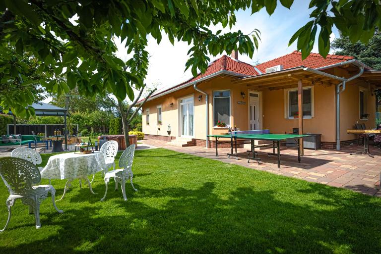 Sunny Garden Pihenőház - Bed and Breakfast Siófok