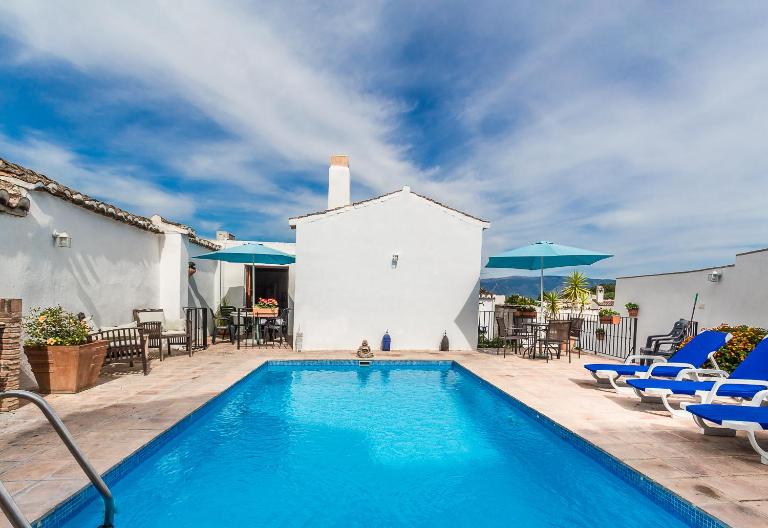 Casa Mundo - 16th century traditional white village house with pool - B&B Pinos del Valle