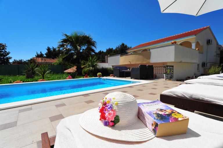 Villa Vanilla with Heated Pool - B&B Zara