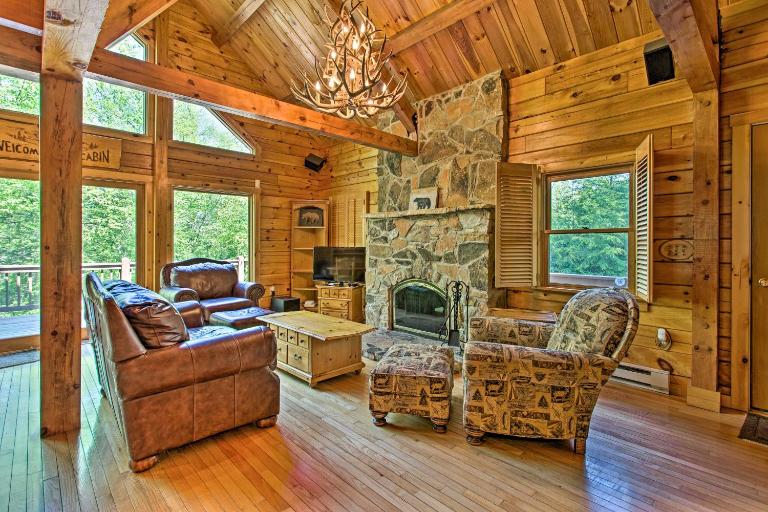 Fire Pit & Hot Tub: Poconos Family Cabin! - B&B Long Pond