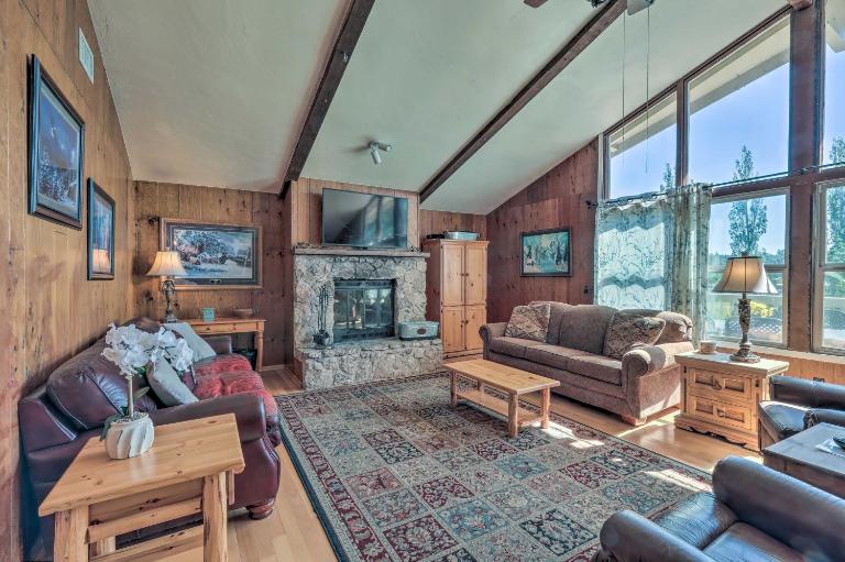Flagstaff Townhome - Walk to Country Club & Pools! - Bed and Breakfast Flagstaff