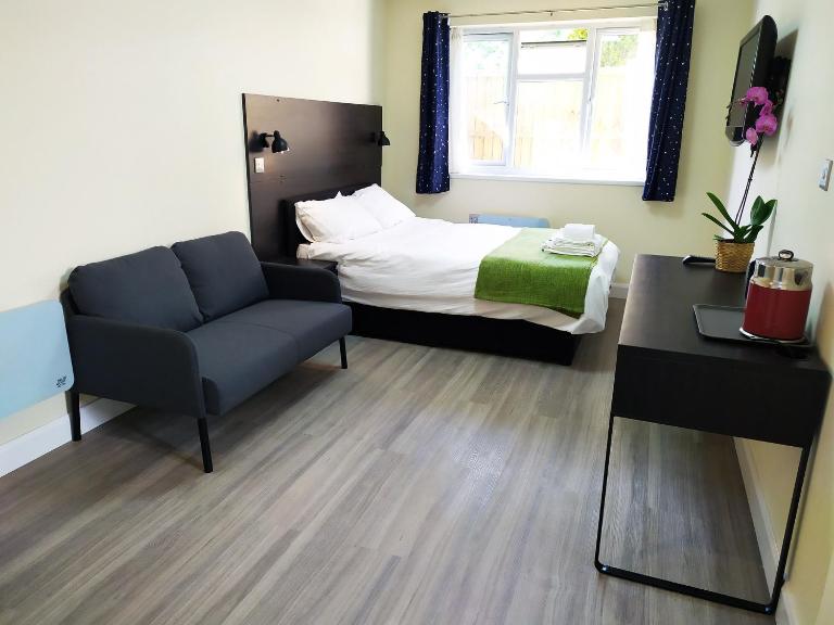 The Yew Studio - Self contained one bed studio flat with parking - B&B Oxford