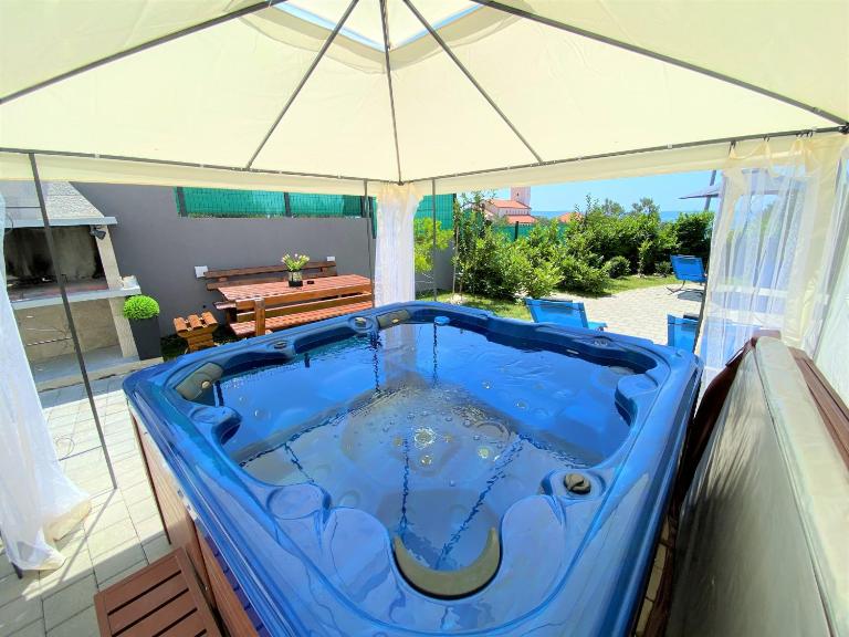 Lux Apartment Sea Shell with jacuzzi - Chambres d'hôtes Makarska